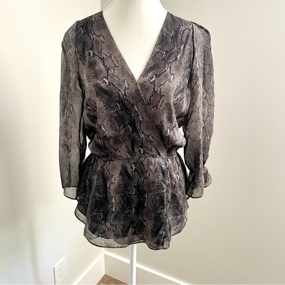 Aritzia Babaton Reptile Print 100% Silk Blouse Y2K Babydoll Size Medium - Picture 1 of 8